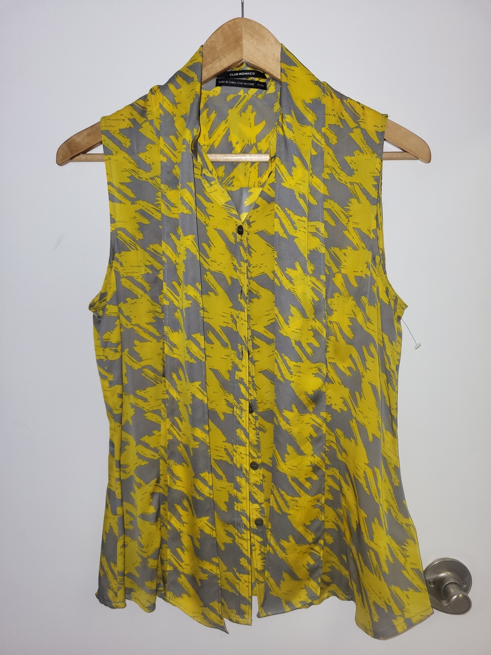 100% Silk Club Monaco Yellow & Gray Abstract Sleeveless Button-Front Blouse